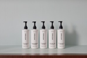 Gabungan pancuran/tab mandi, kelengkapan dandanan diri percuma 