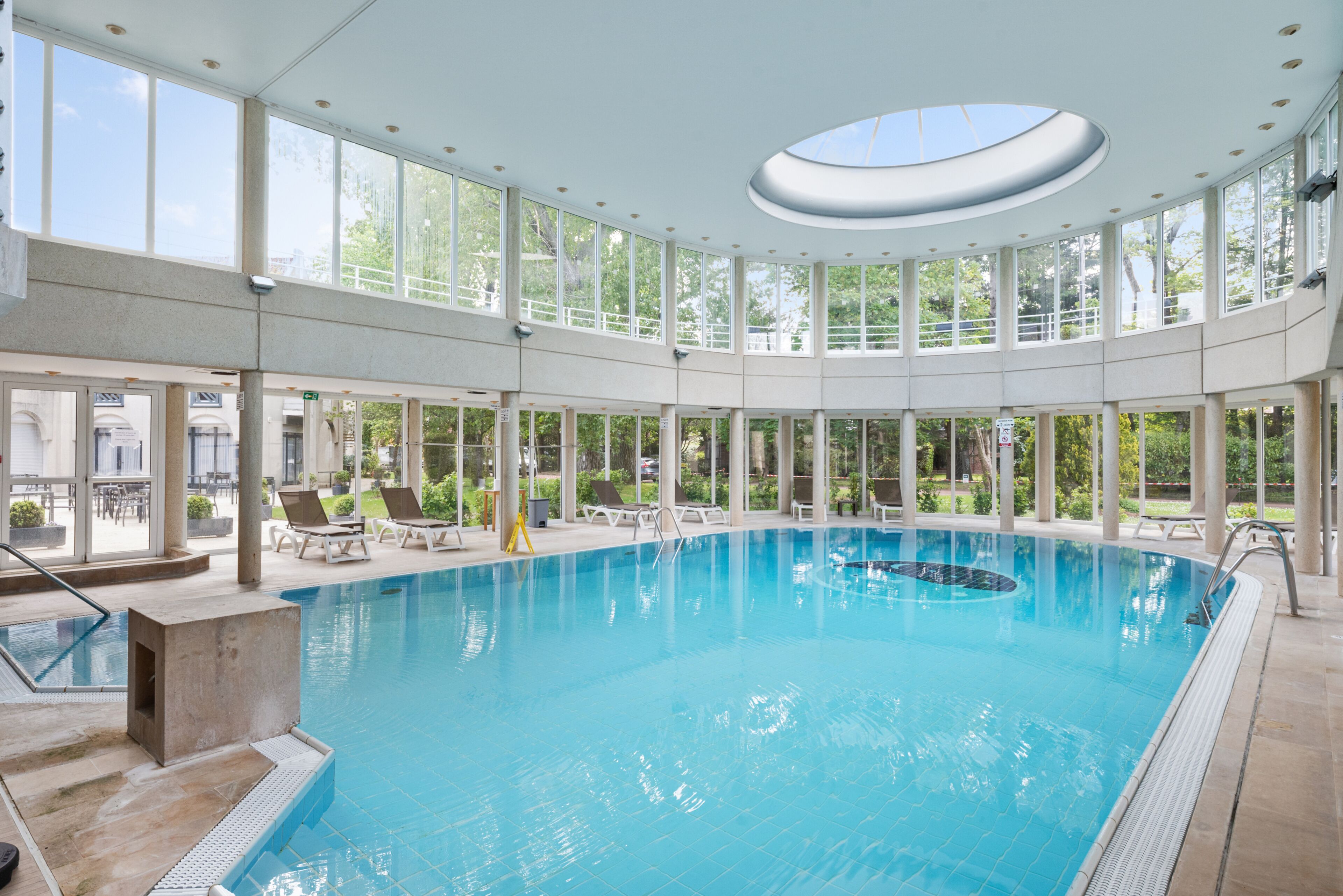 Indoor pool, sun loungers