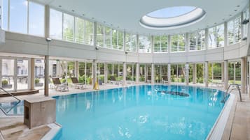 Indoor pool, sun loungers