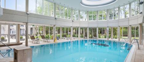 Piscine couverte, chaises longues