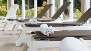 Piscine couverte, chaises longues