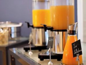 En juicebar som serverar ett stort utbud av apelsinjuicer, och där ett skylt visar att de även har "frysta juiceblandningar".