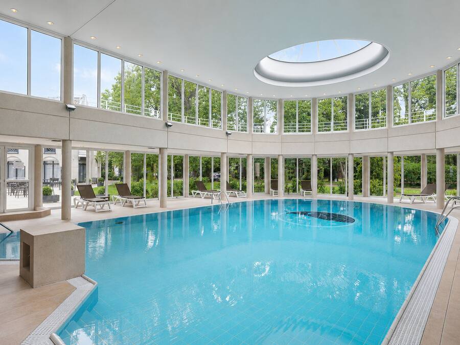 Piscine couverte, chaises longues