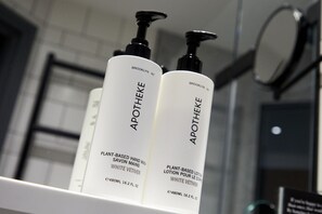 Tina con regadera, amenidades de baño gratuitas, secadora de cabello 