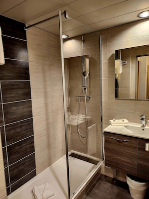 Chambre Confort double | Salle de bain | Douche, séchoir à cheveux, serviettes fournies