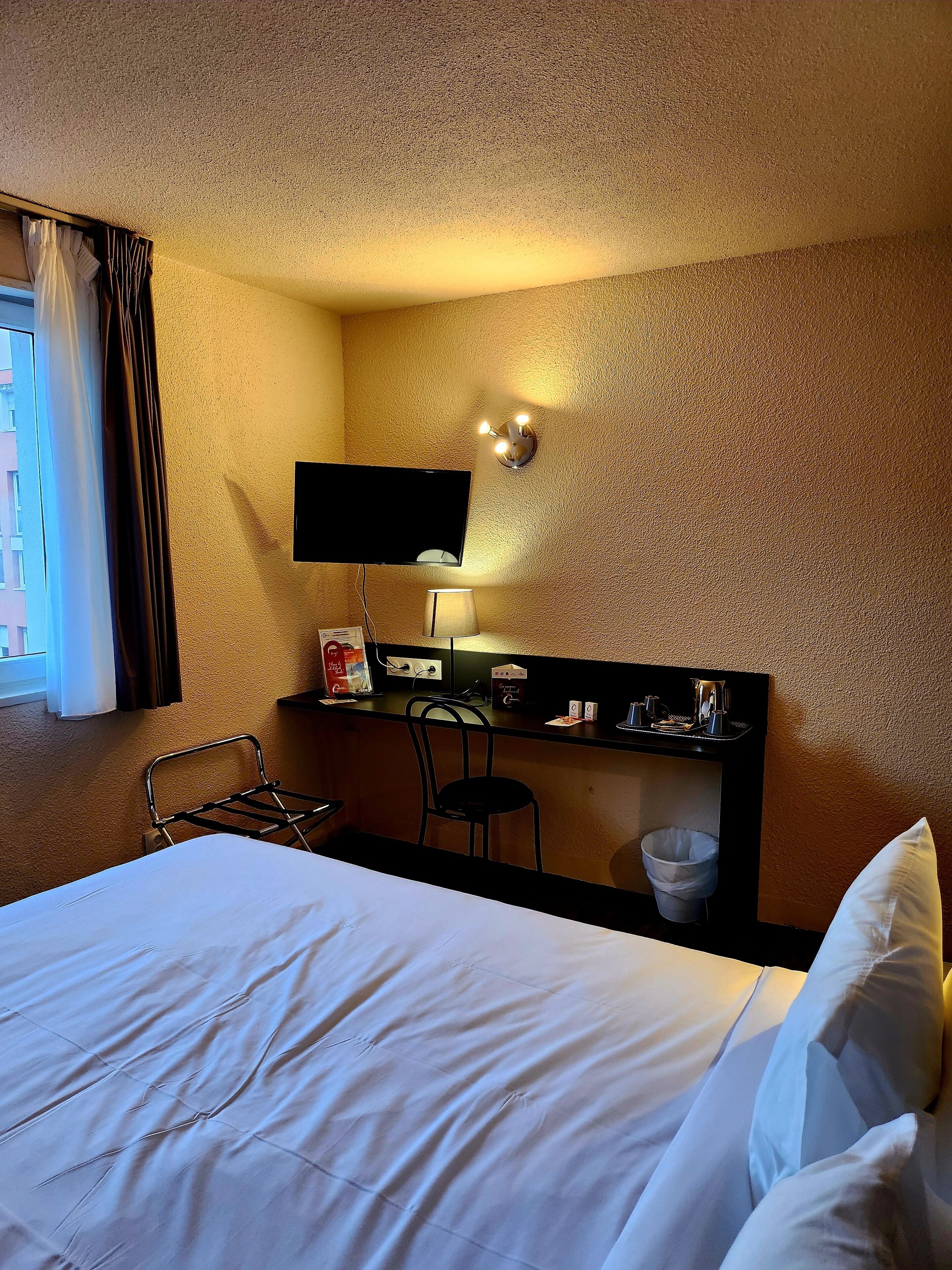 Kolmen hengen comfort-huone | Silitysrauta/-lauta, ilmainen Wi-Fi, vuodevaatteet