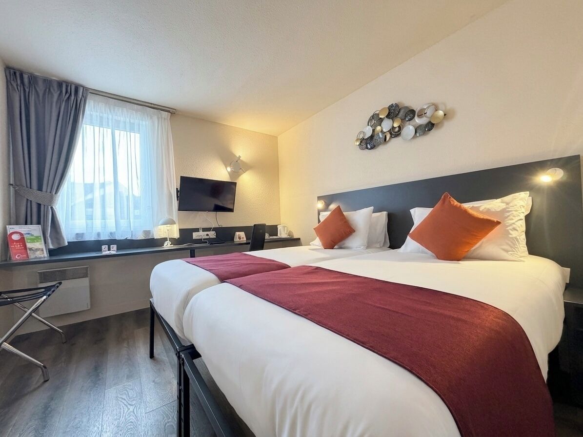 Comfort Twin Room, 2 Single Beds | Iron/ironing board, free WiFi, bed sheets