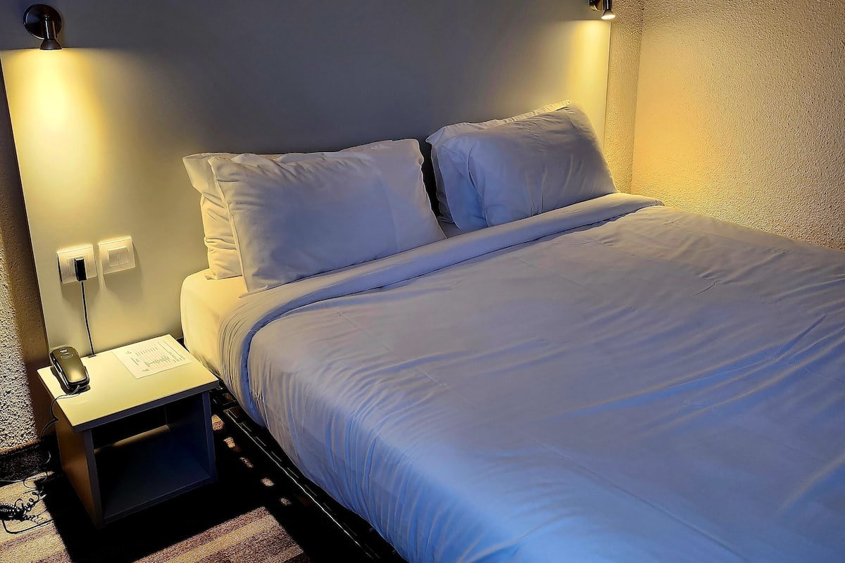 Iron/ironing board, free WiFi, bed sheets