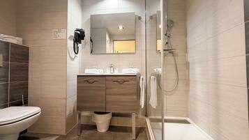 Douche, sĂšche-cheveux, serviettes fournies