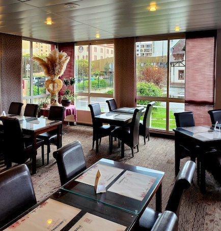 Daily cooked-to-order breakfast for a fee. The Originals City, Hôtel Le Forum, Strasbourg Nord