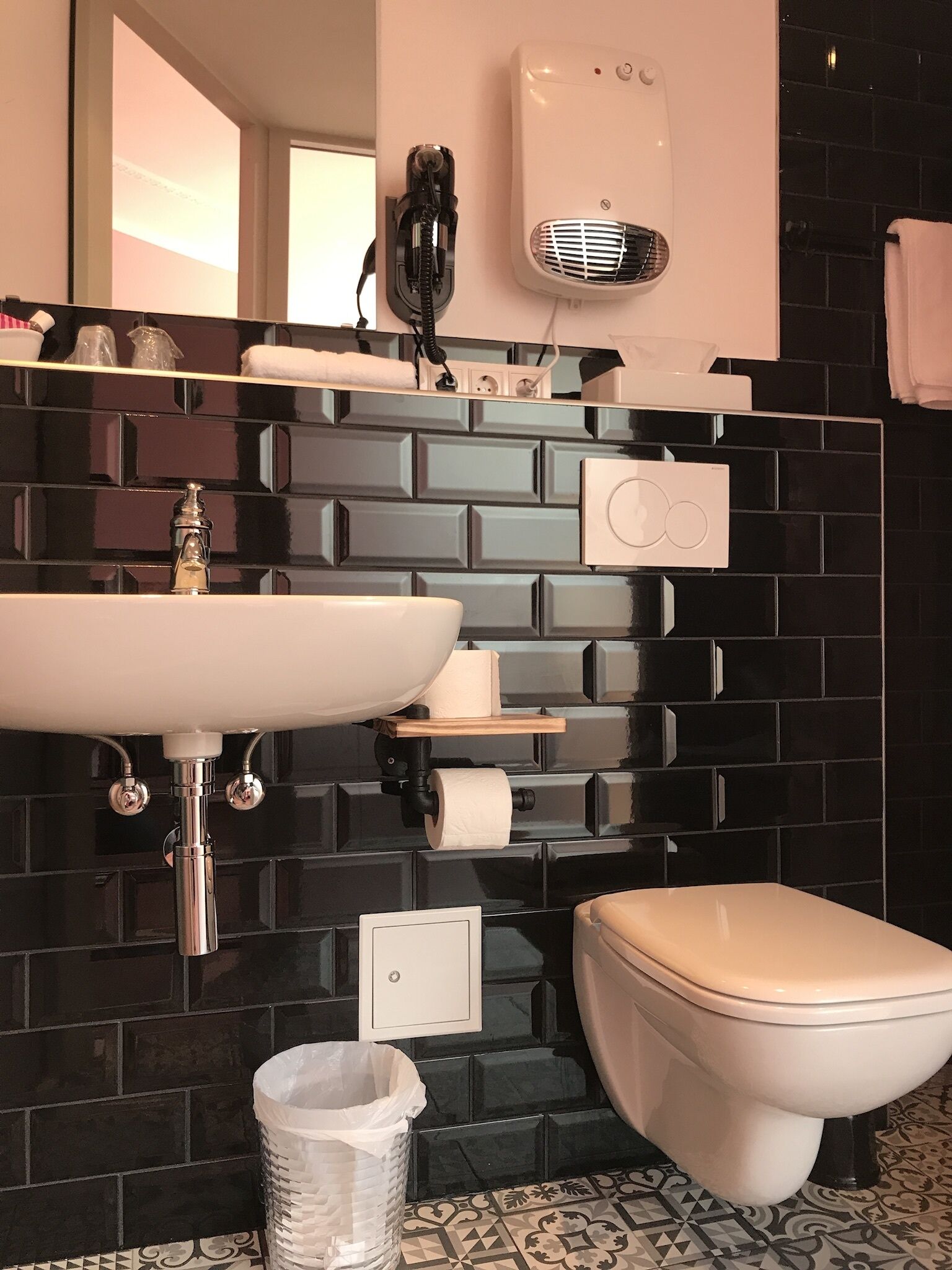 standard double room | bathroom | shower, rainfall showerhead, free toiletries, hair dryer