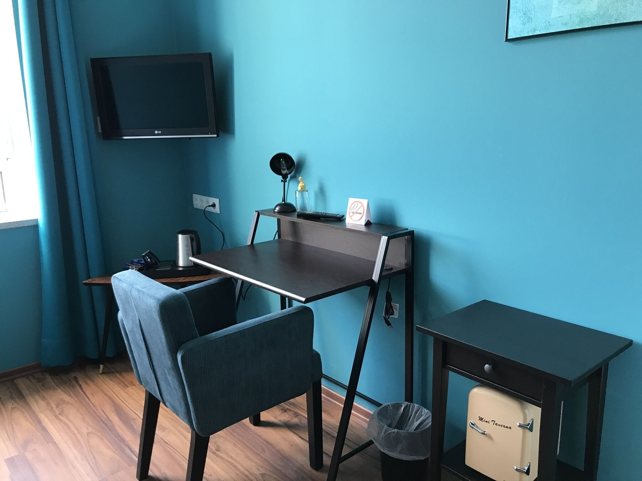 standard single room | living area | 42-inch lcd tv with cable channels, tv