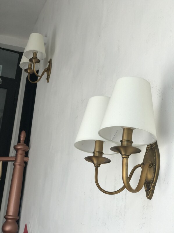 A wall-mounted light fixture with two lamps. - Hotel Mystique (Bad Homburg v.d. Hoehe)