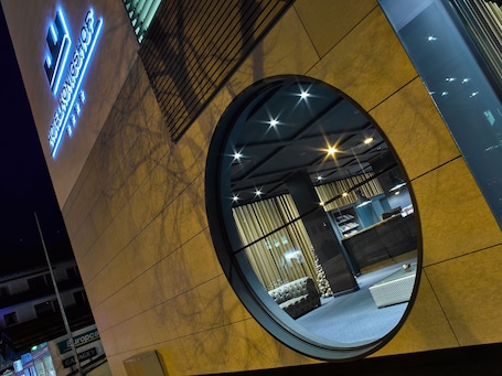 Fachada da propriedade à noite. Hotel Königshof