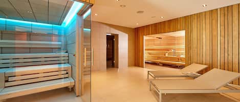 Un moderno spa con sauna de vidrio, pared de madera y zona de relax con banco y mesa.
