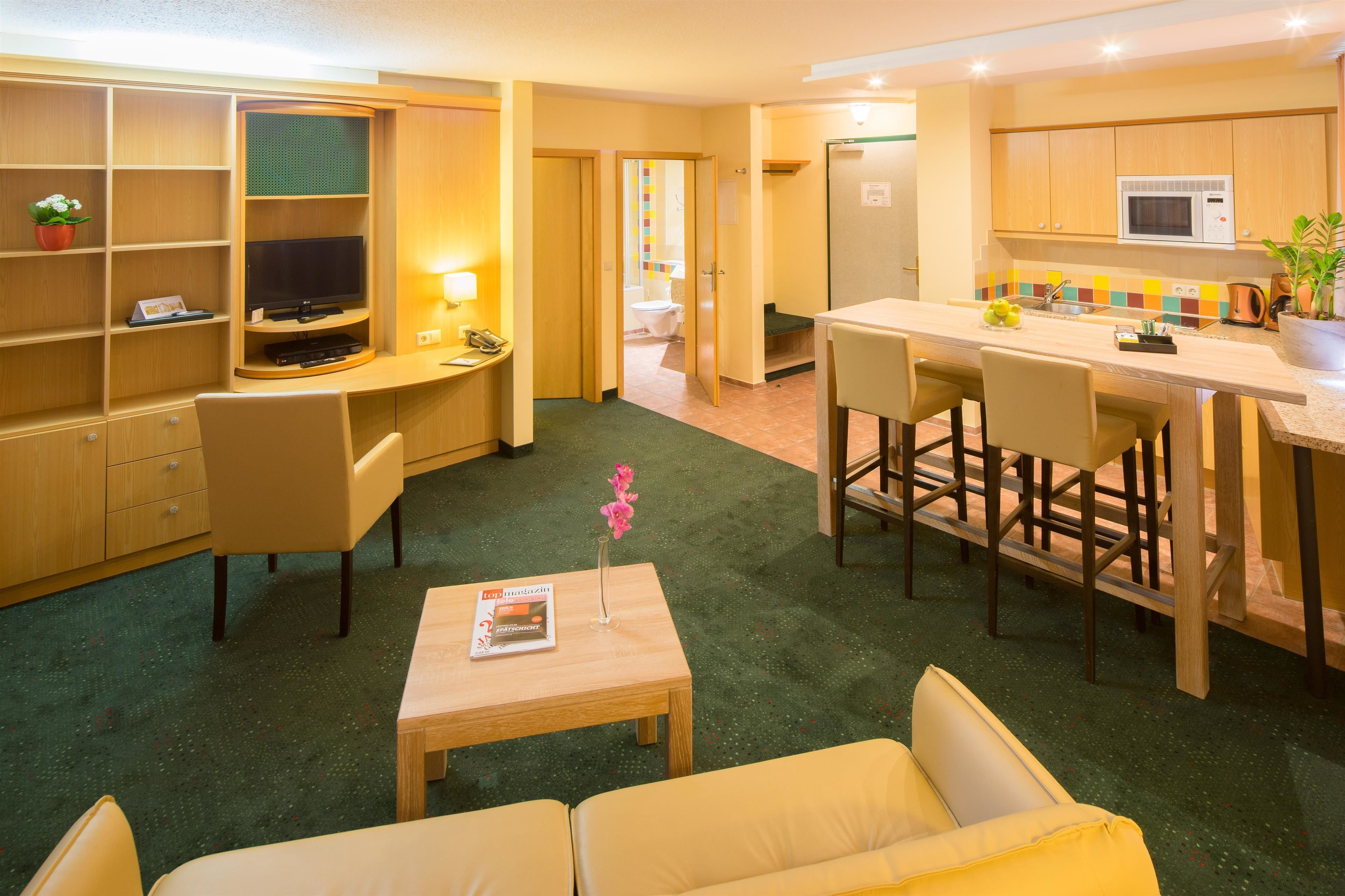 ميني بار وخزنة داخل الغرفة ومكتب وستائر تعتيم