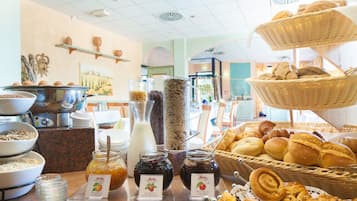 Tägliches Frühstücksbuffet gegen Gebühr