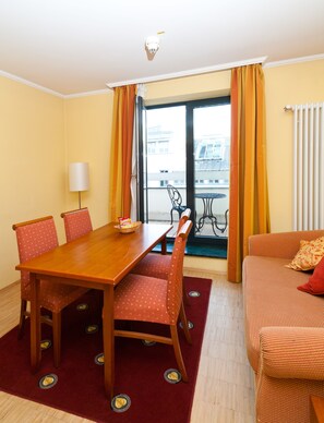 Suite | Wohnzimmer | 26-Zoll-LCD-Fernseher mit Satellitenempfang, Fernseher
