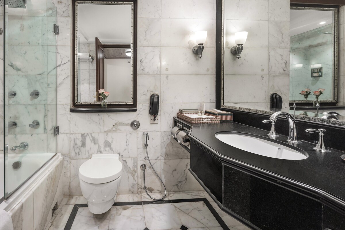 Une salle de bain moderne avec une baignoire, des toilettes et un lavabo.