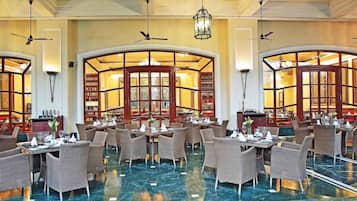 Der serveres morgenmad, frokost og aftensmad med udsigt til haven