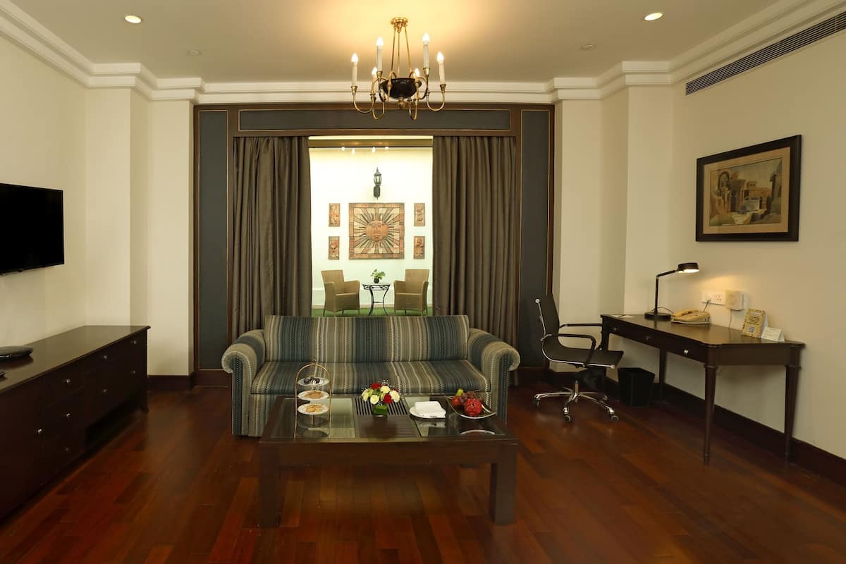 Junior Suite, 1 King Bed | Frette Italian sheets, premium bedding, pillow-top beds, minibar