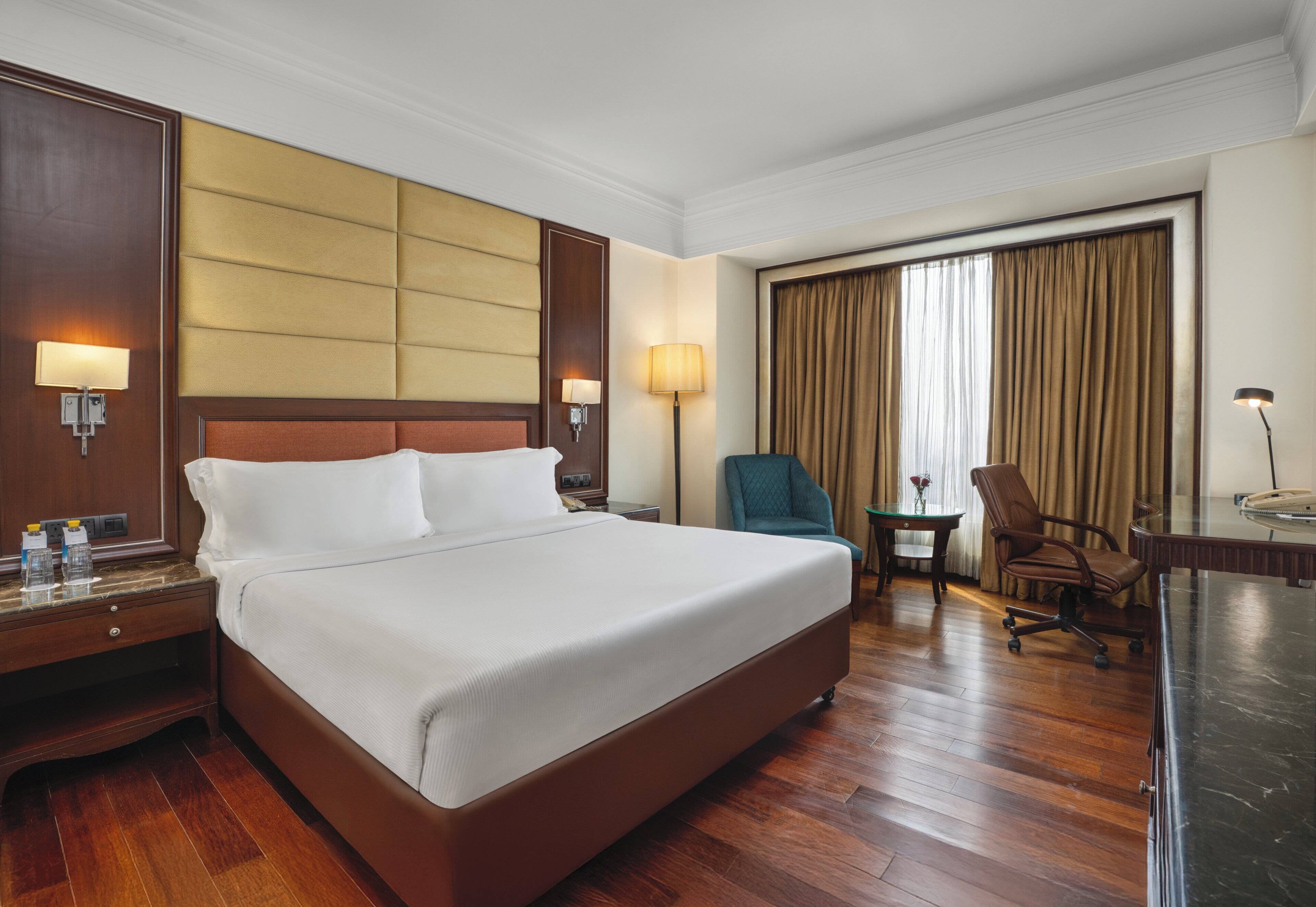 Classic Room, 1 King Bed, Club lounge access | Frette Italian sheets, premium bedding, pillow-top beds, minibar