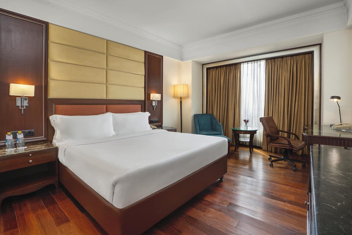 Classic Room, 1 King Bed, Club lounge access | Frette Italian sheets, premium bedding, pillow-top beds, minibar