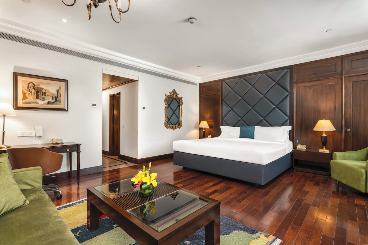 Junior Suite, 1 King Bed | Frette Italian sheets, premium bedding, pillowtop beds, minibar