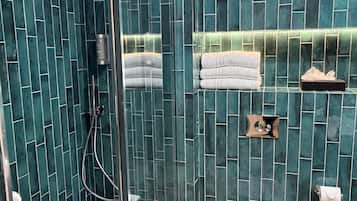 Deluxe Double or Twin Room, Sea View | Bathroom | Combined shower/tub, hair dryer, towels