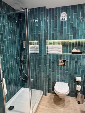 Deluxe Double or Twin Room, Sea View | Bathroom | Combined shower/bathtub, hair dryer, towels - Talbot Hotel Wexford (Wexford)