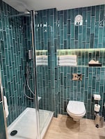 Quarto casal ou duplo luxo, vista para o mar | Banheiro | Chuveiro/banheira combinados, secador de cabelo, toalhas de banho 