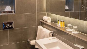 Duschwanne, Haartrockner, Handtücher