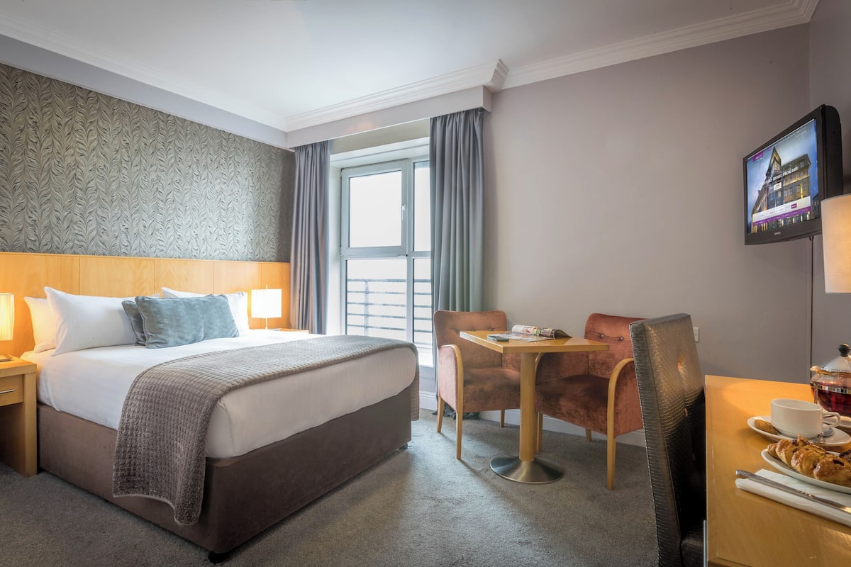 desk, iron/ironing board, free wifi, alarm clocks