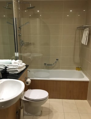 Combined shower/tub, hair dryer, towels