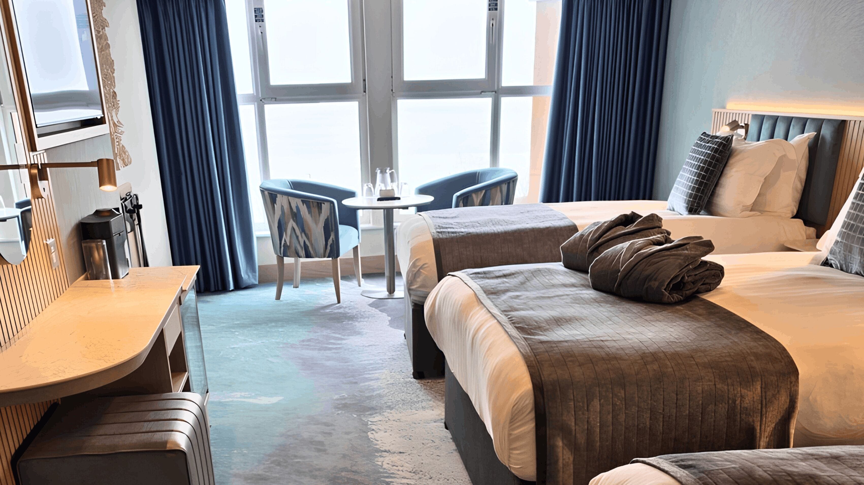 Habitación Deluxe con 1 cama doble o 2 individuales, vistas al mar | Escritorio, tabla de planchar con plancha, wifi gratis y despertador