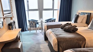 Deluxe kamer, 1 twee- of 2 eenpersoonsbedden, uitzicht op zee | Een bureau, een strijkplank/strijkijzer, gratis wifi, beddengoed