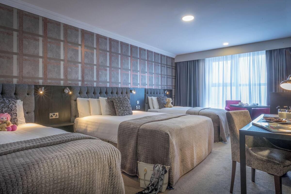 triple room | desk, iron/ironing board, free wifi, alarm clocks