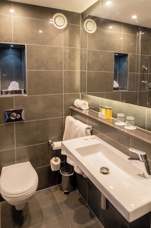 Combined shower/tub, hair dryer, towels