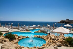 Una piscina cubierta, 3 piscinas al aire libre, sombrillas, tumbonas