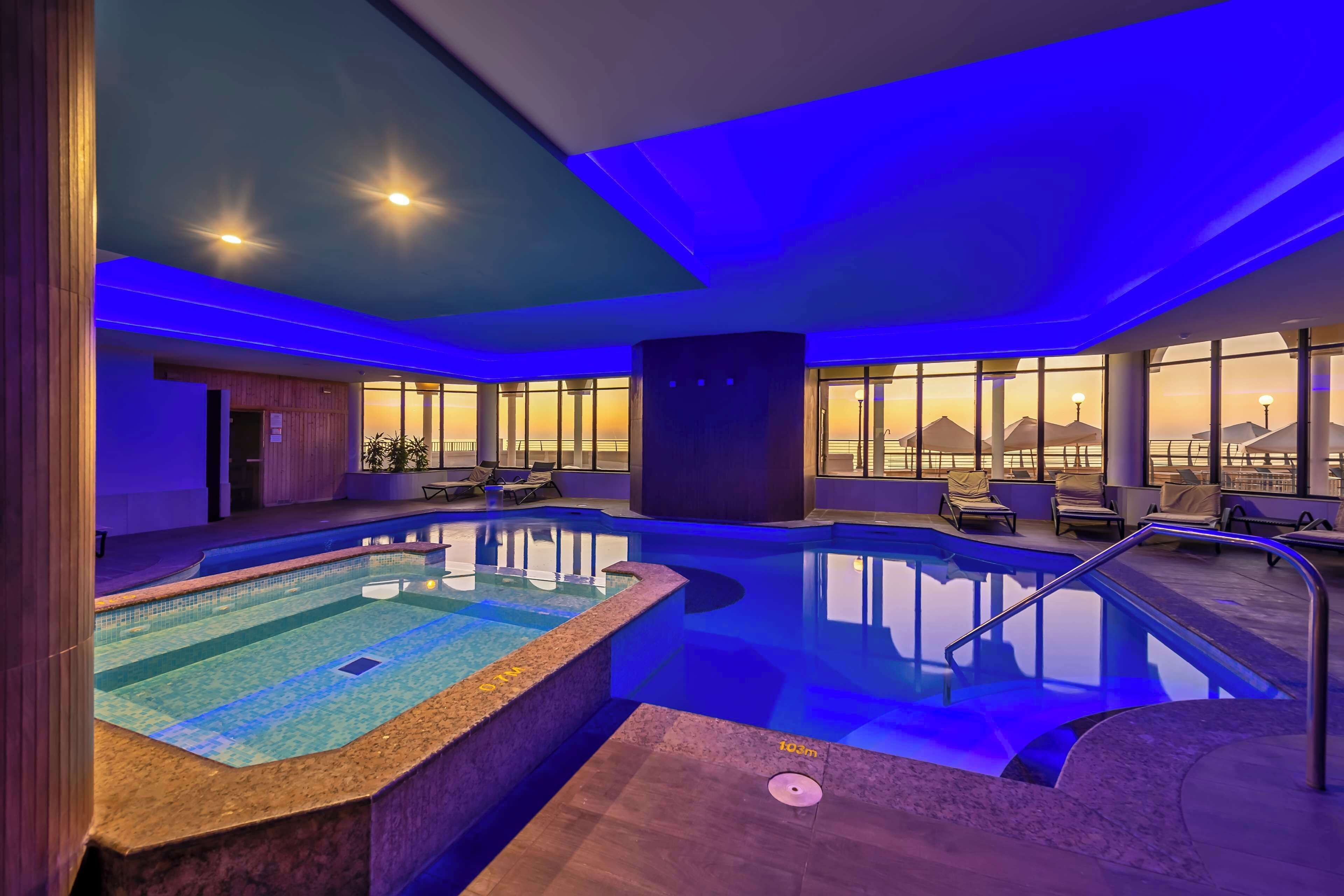 Hồ bơi trong nhà, 3 hồ bơi ngoài trời, dù/ô trên bãi biển/hồ bơi 