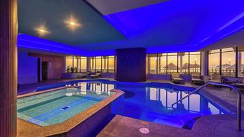 Hồ bơi trong nhà, 3 hồ bơi ngoài trời, dù/ô trên bãi biển/hồ bơi