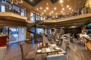 4 restaurants, breakfast served