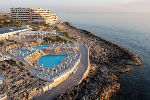 Indoor pool, 3 outdoor pools, pool umbrellas, pool loungers