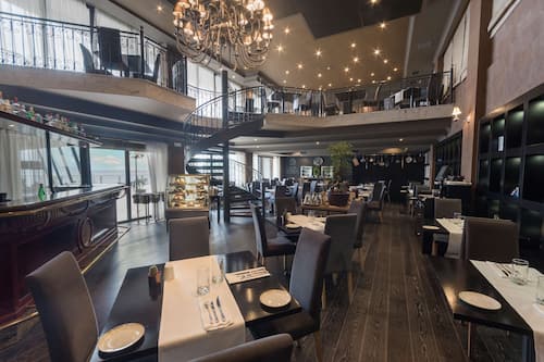 4 restaurants, breakfast served