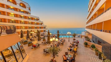 4 restaurants; breakfast, lunch, and dinner served