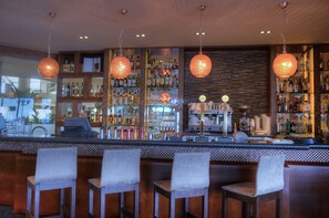 4 restaurants, breakfast served