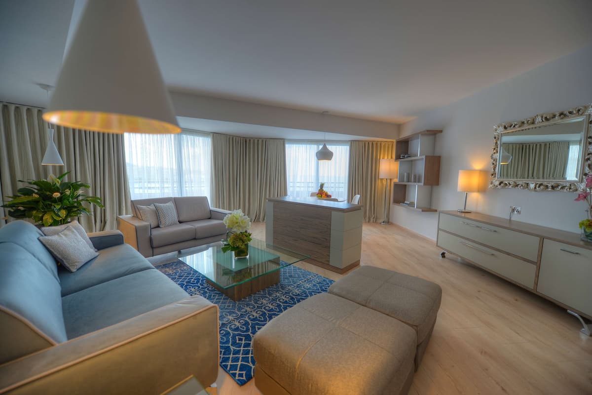 premium bedding, minibar, in-room safe, desk