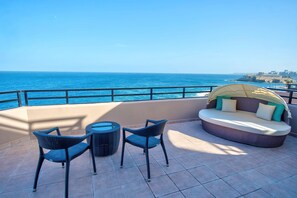 高級寢具、迷你吧、房內夾萬、書桌