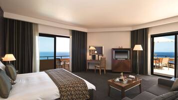 Phòng Suite Superior, hiên, quang cảnh biển | Bộ đồ giường cao cấp, minibar, két bảo mật tại phòng, bàn