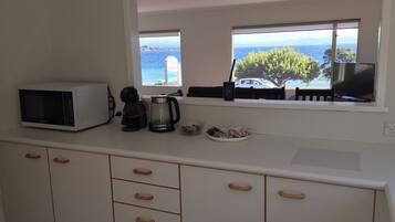 Frigobar, microondas, tetera/pava eléctrica, utensilios de cocina